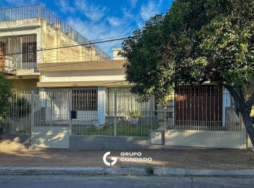 Casa · 230m² · 8 Ambientes · 1 Cochera · Vendo Casa en B° Maipu - Desocupada! Escritura Inmediata! Todos Los Servicios Activos!