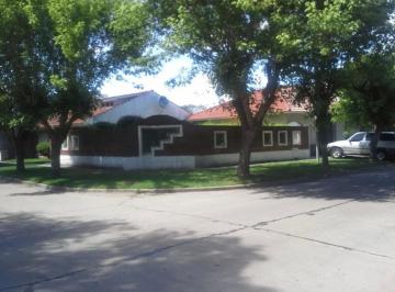 Casa · 100m² · 3 Ambientes · 1 Cochera · Venta Casa en Perfecto Estado Sobre Dos Lotes - Parque Luro