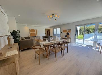 Casa · 220m² · 5 Ambientes · 1 Cochera · Casa en Venta en Funes Hills Miraflores
