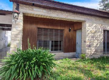 Casa · 139m² · 3 Ambientes · 1 Cochera · Casa con Jardín a Refaccionar en Lote de 252 m² y Cochera Para 3 Vehículos - en Venta