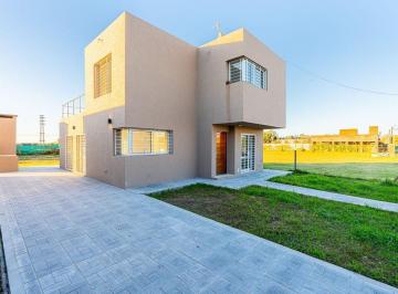 Casa · 132m² · 4 Ambientes · 3 Cocheras · Venta Casa 3 Dorm. Las Tardes
