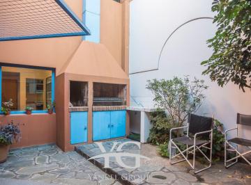 Casa · 145m² · 4 Ambientes · 1 Cochera · Hermosa Casa en Villa Gral Mitre con Cochera y Jardin con Parrilla