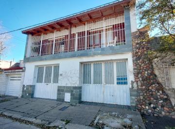 Bodega-Galpón · 265m² · 6 Ambientes · 2 Cocheras · Galpón 129 m² y Casa 3 Dorm. a La Venta.