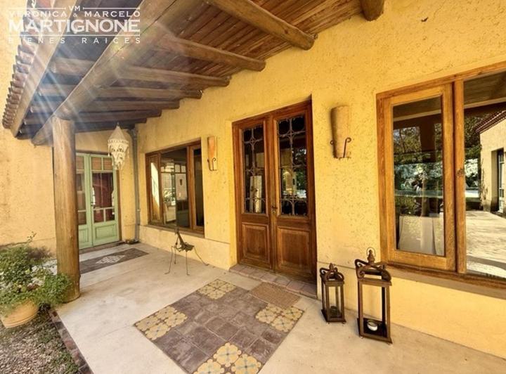 Casa · 340m² · 6 Ambientes · 2 Cocheras