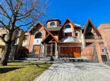 Casa · 234m² · 5 Ambientes · Casa en Venta en Castelar Norte - 5 Ambientes! Zona Residencial!
