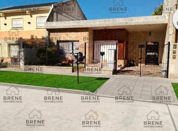 Casa de 4 ambientes, Quilmes · Casa con 140 m² y 3 Dorm. en Venta en Don Bosco
