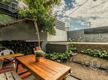 Casa · 140m² · 5 Ambientes · Casa en Venta Sobre Lote Propio en Banfield Este. Pileta. Potencialidad