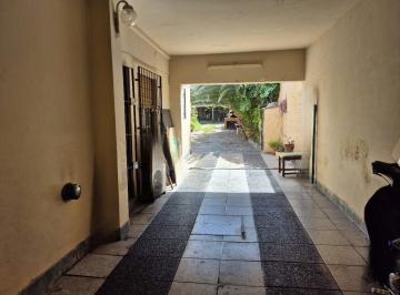 Casa · 90m² · 3 Ambientes · 6 Cocheras · Casa 3 Amb con Cocheras y Fondo Libre en San Martin