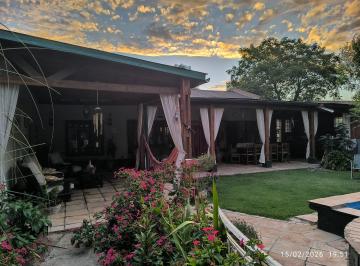 Quinta vacacional de 8 ambientes, Las Flores · Casa Quinta con Encanto: Ideal Para Vacaciones o Para Vivir!