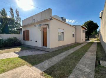 Casa · 70m² · 4 Ambientes · 1 Cochera · Casa en Venta Empalme Lobos 3 Amb Patio y Parque