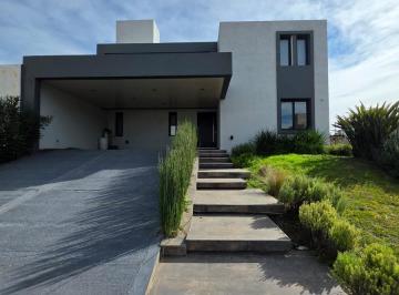 Casa · 271m² · 3 Dormitorios · 2 Cocheras · En Venta Propiedad a Estrenar en Barrio Tejas 4!