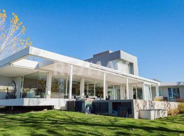 Casa · 308m² · 5 Ambientes · 1 Cochera · Casa en Venta con Pileta, B° Bocahue, Neuquen.