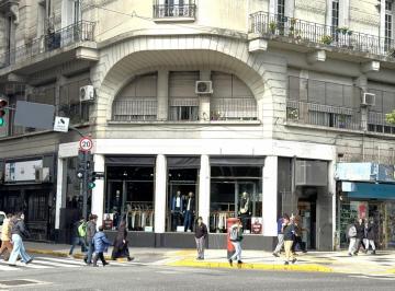 Local comercial · 223m² · Esquina Icónica de Caba – Local con Gran Frente Vidriado
