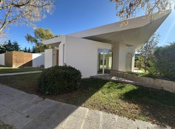 Casa · 300m² · 15 Ambientes · 2 Cocheras · Casa en Alquiler en Barrio Privado Rincon de Chacras