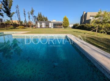 Casa · 158m² · 5 Ambientes · 4 Cocheras · Casa en Alquiler 5 Ambientes Barrio San Rafael Villanueva Pileta