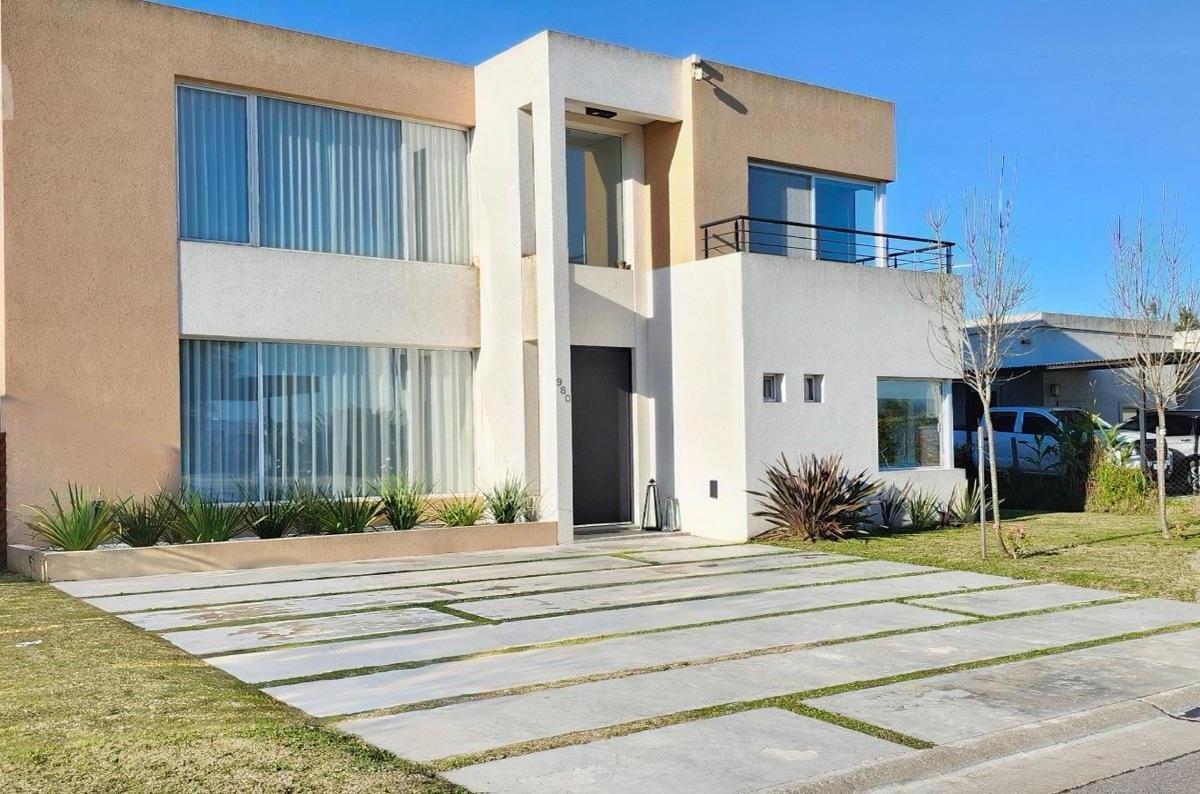 Casa-venta-impecable-barrio San Matías-escobar