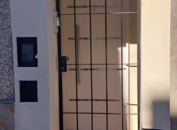 Casa · 68m² · 3 Ambientes · Venta Casa de Pasillo 2 Dorm.. Refinerias