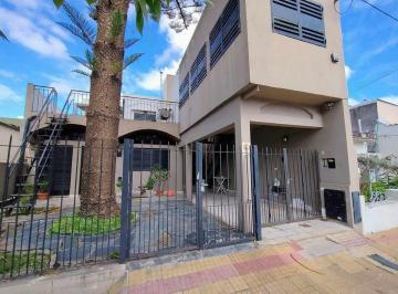 Casa · 240m² · 7 Ambientes · 2 Cocheras · Casa en Venta Tolosa, de 3 Dorm. con Parque