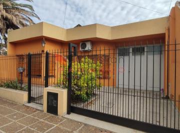 Casa de 3 ambientes, Tres de Febrero · Alquiler de Casa 3 Ambientes Cochera Cubierta, Patio y Jardin Martin Coronado