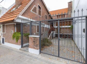 Casa · 250m² · 7 Ambientes · 1 Cochera · Casa Alquiler La Plata 5 Dorm. con Patio