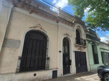 Casa · 150m² · 7 Ambientes · 1 Cochera · Casa en España y Hospitales - Apto Credito - Amplio Patio Central