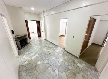 Local comercial · 200m² · 4 Ambientes · 1 Cochera · Casa 2 Pisos con Terraza Quincho y Parrilla Parque Chacabuco Local Comercial Pb