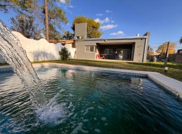 Casa · 74m² · 4 Ambientes · 2 Cocheras · Casa en Venta 2 Dorm. con Pileta en Funes