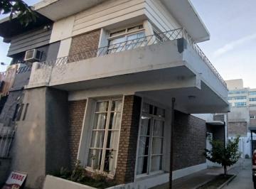 Casa · 232m² · 4 Ambientes · Casa en Venta en El Centro de Cipolletti
