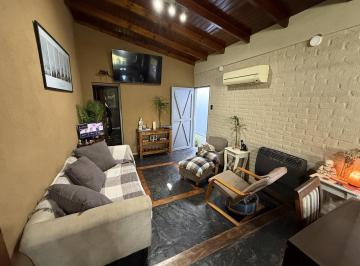 Casa · 83m² · 3 Ambientes · 1 Cochera · Casa en Quilmes 3 Amb con Pileta y Cochera - Apto Credito