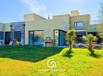 Casa · 550m² · 4 Ambientes · 1 Cochera · Alquiler Casa Nivel Gerencial - 3 Dorm. - Pileta Climatizada - Centenario - Nqn