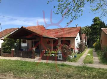Ingreso vehicular por el costado. Casa al fondo · Casa 3 Ambientes La Lucila del Mar