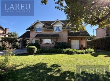 Casa · 203m² · 5 Ambientes · 1 Cochera · Casa en La Delfina en Venta