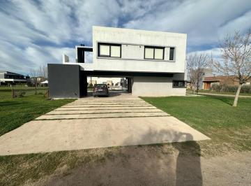 Casa · 420m² · 5 Ambientes · 2 Cocheras · Casa en Country