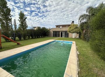 Casa · 200m² · 4 Ambientes · 1 Cochera · Alquiler Casa 3 Dorm. Amoblada con Piscina