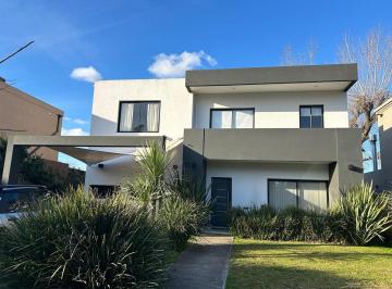 Casa · 220m² · 4 Ambientes · 3 Cocheras · Casa en Venta Haras Maria Victoria