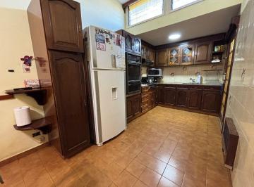 PH · 183m² · 6 Ambientes · PH en Venta 6 Ambientes en Temperley con Quincho
