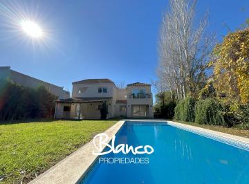 Casa · 230m² · 5 Ambientes · 2 Cocheras · Casa en Venta en Saint Matthew´s Village, Pilar, G. B. a. Zona Norte