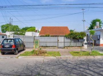 Casa · 4 Dormitorios · Chalet 3 Amb. con E/para Varios Autos + 3 Deptos. - Marconi y Saavedra