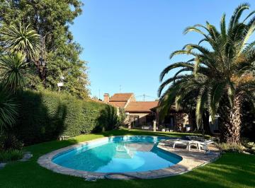 Casa · 250m² · 8 Ambientes · 2 Cocheras · Casa en Venta en Pilar de 4 Habitaciones con Jardín y Pileta