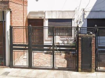 PH de 2 ambientes, La Matanza · Casa PH 2 Amb. Planta Baja Frente con Entrada de Coche y Patio. ¡Imperdible!