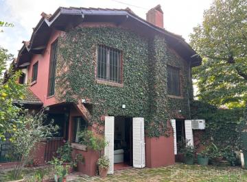 Casa · 100m² · 4 Ambientes · 1 Cochera · Casa con Mucho Encanto, Impecable! Zona Muy Tranquila y Arbolada.