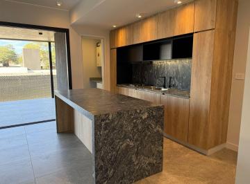 Casa · 210m² · 7 Ambientes · 2 Cocheras · Casa de Categoría en Alquiler Patagonia Home - Villa Warcalde
