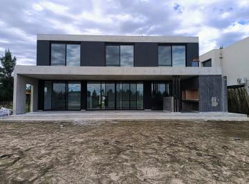 Casa · 256m² · 7 Ambientes · 2 Cocheras · Casa a Estrenar a La Laguna de Categoria