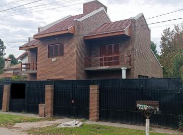 Casa · 689m² · 4 Ambientes · 3 Cocheras · Casa Chalet en Venta en City Bell
