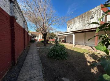 Casa · 100m² · 4 Ambientes · 2 Cocheras · Casa en Venta Amplio Jardín 4 Amb Quincho Cocheras