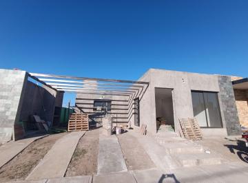 Casa · 145m² · 3 Dormitorios · 2 Cocheras · Cocucci Inmobiliaria Vende Excelente Casa en Maipu