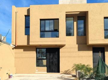 Casa · 160m² · 4 Ambientes · 2 Cocheras · Duplex en Distrito Sur