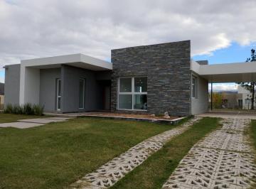 Casa · 130m² · 4 Ambientes · 2 Cocheras · Venta Casa Villa Carlos Paz