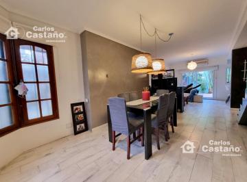 Casa · 163m² · 6 Ambientes · 2 Cocheras · Exc. Chalet en Esquina, Todo Reciclado a Nuevo con Detalles de Categoría