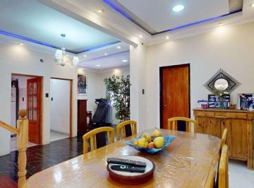 Casa · 161m² · 5 Ambientes · 1 Cochera · Casa Multifamiliar en Venta en El Palomar